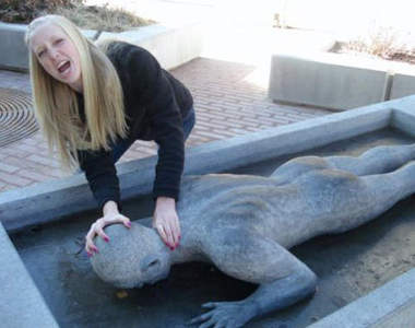 《惡搞銅像》忍不住就對它做出這樣的事(  ◍•㉦•◍ )♡