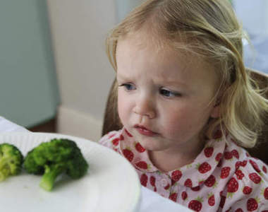 《哄小孩吃飯比什麼都難》把拔麻麻對不起我錯了(淚目)