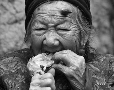 越南《都市傳傳說》喜歡吃怪東西的隔壁老奶奶