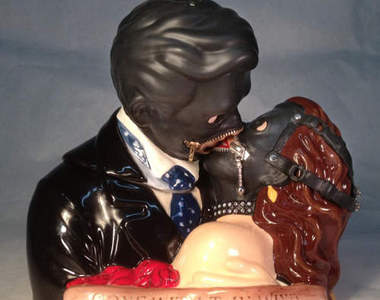 把黑色橡膠頭套玩到陶偶身上去的藝術