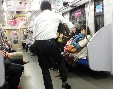 日本《電車熱唱大叔》如果這在台灣絕對會有影片版(笑)