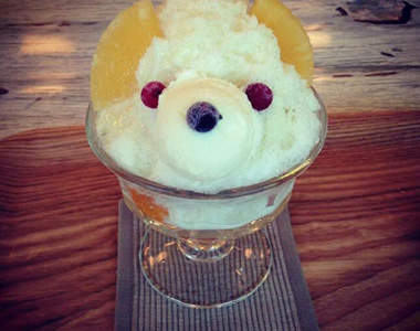 鹿兒島可愛《白熊剉冰》我在想要從哪裡開始吃（緊握湯匙）