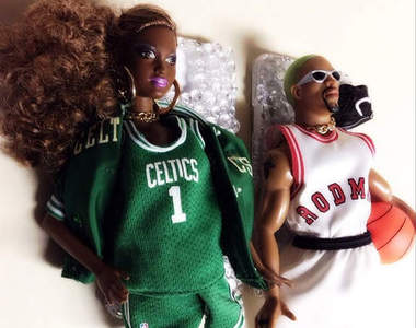 芭比娃娃整尊放上保護套 電話講完手也痠了吧ww