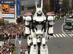 超大型《機動警察》吉祥寺現身 就這樣站起來啦