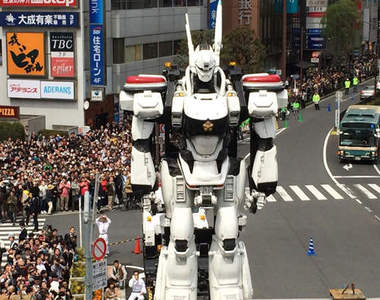 超大型《機動警察》吉祥寺現身 就這樣站起來啦