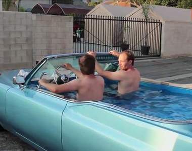 《行動泡澡跑車》讓你一邊享受泡澡一邊開車