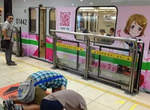 《對痛電車下跪》引發日媒議論 不如問為什麼把神像印在電車上? 《對痛電車下跪》引發日媒議論 不如問為什麼把神像印在電車上?