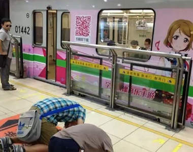 《對痛電車下跪》引發日媒議論 不如問為什麼把神像印在電車上?