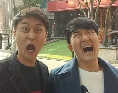 《請長輩幫忙拍照會遇到的情況》臉都笑僵了照片還沒好（驚）