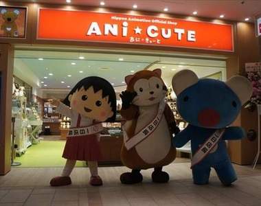 《池袋ANi★CUTE》一日店長小浣熊拉斯卡爾在門口迎接你喔～