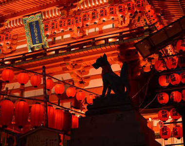 夢幻絕景《伏見稻荷大社本宮祭》數千個燈籠染紅夜晚的神社