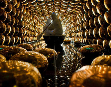 超級神岡探測器　看上去金黃色的蛋讓人彷彿進入科幻世界