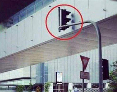  囧囧圖片輯 做這些事之前你可以多想一下...