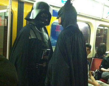 蝙蝠俠大戰黑武士　超硬派黑色對決揪竟鹿死誰手呢？