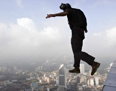 《高樓跳傘》經典畫面8選　懼高症者請注意　