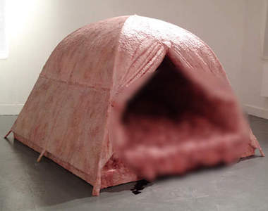 獵奇《人肉帳篷》看到那腸子般的入口你還會想進去嗎...