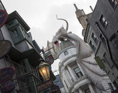 哈利波特主題樂園《斜角巷》開張 來去破釜酒吧喝一杯～