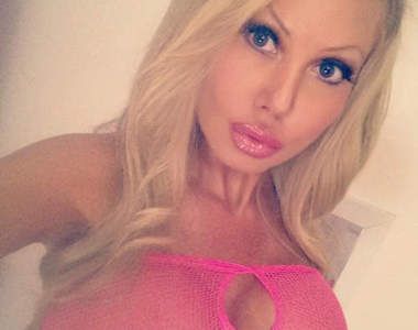 美《無腦芭比整形女》前面兩顆根本就是氣球⊙＿⊙