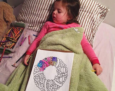 超Q《以畫入睡的小女孩》 紙筆是她睡前最好的朋友