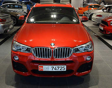 阿布達比《BMW X4》是紅的帥還是黑的酷呢？