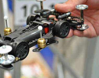 《爆走兄弟捲土重來》別管手機遊戲了 再一起來改車吧？