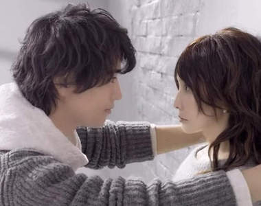 《最適合牆壁咚的外套》終於連流行雜誌也淪陷惹wwww