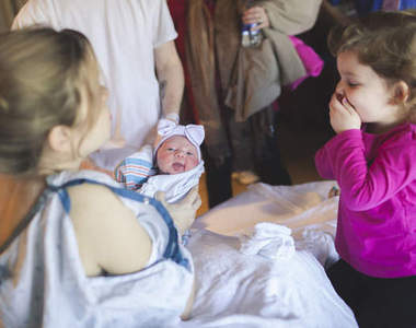 《小朋友第一次見到弟弟妹妹》到底是要哭還是笑呢？