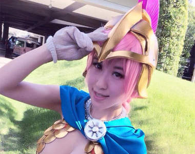 C86爆乳蕾貝卡　比基尼鎧甲下其實有個肉色的秘密❤