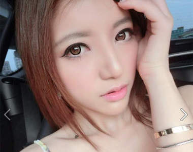 靜川奈(小希)看到她肯定分心的超正點賽車女郎