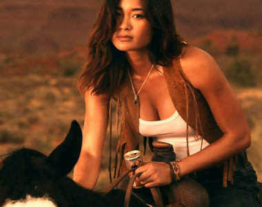 吼伊搭名模Jarah Mariano  性感拍攝Kirin咖啡廣告