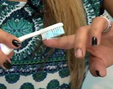 《用牙膏卸指甲油》以後刷牙可以同時做兩件事了耶