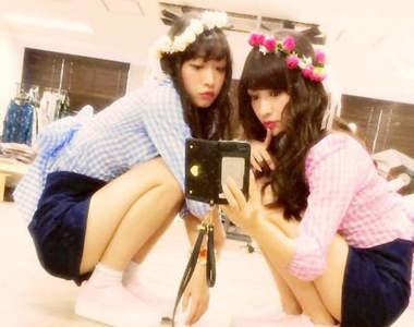 日本女生間《雙子穿搭》大流行 感情夠好才會想穿姊妹裝咩~♥