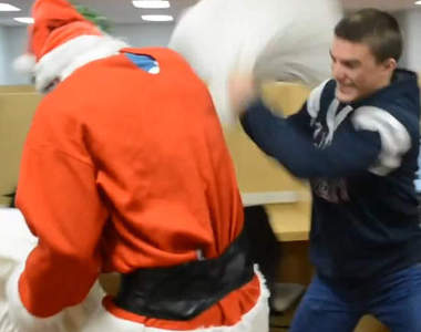 《聖誕老人枕頭大戰》不要因為沒送禮物就對聖誕老人這麼兇啊XD