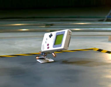 Game Boy有多強悍？就讓高處落下跟大鐵鎚來告訴你（摔）