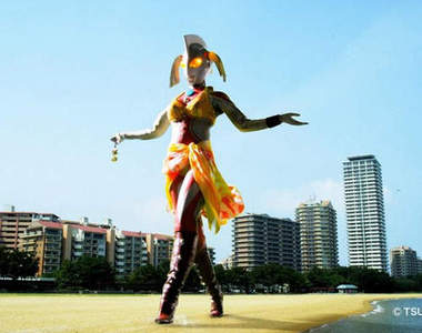 《超人力霸王之母》比基尼初登場　性感舞姿+開腳也太羞惹吧(/▽＼*)