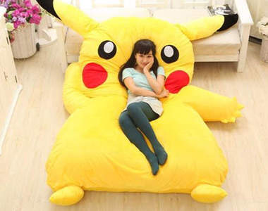  《皮卡丘懶骨頭》就讓少女深深陷在皮卡丘當中無法自拔...♥