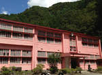廢棄46年的勝阪小學校 依山傍水的情境下總給人一總溫暖的感覺 廢棄46年的勝阪小學校 依山傍水的情境下總給人一總溫暖的感覺