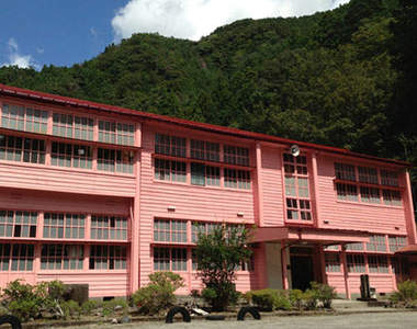 廢棄46年的勝阪小學校 依山傍水的情境下總給人一總溫暖的感覺