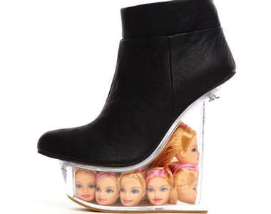 獵奇又可愛的《芭比人頭鞋》也可以把肯尼一起踩腳下喔（奸）