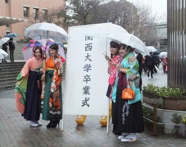 日本學生《曬畢業紀念品》拿到的東西實在太衝擊