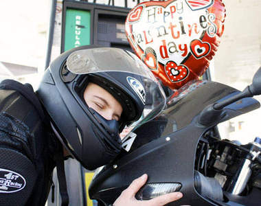 「與機車度過的情人節」喔嗚～我有它就夠了♥