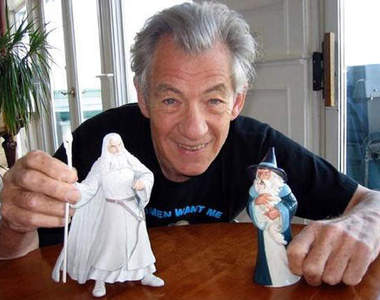 《明星與他們的人偶》拿著縮小版的自己 感覺真微妙