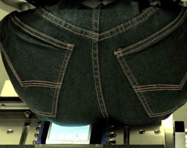 Samsung《用假屁股坐歪手機實驗》看了很難不笑啊