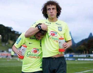 超可愛的巴西足球員《David Luiz》跟好哥們感情都超好