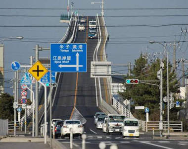 日本汽車廣告中出現的超傾斜坡道 根本雲霄飛車軌道啊...*゚Д゚)