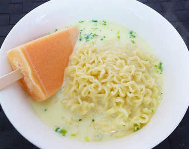 美味的《泡麵+冰棒》吃法 登場的當然是那「義大利麵冰棒」囉(奸)
