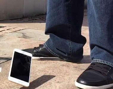 iPhone 6的高空跳傘體驗 雖然容易折彎但還挺耐摔的?