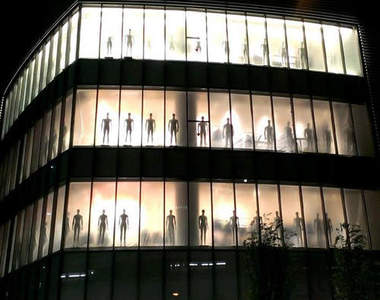 超詭異《UNIQLO世界旗艦店》下一步是要準備侵略地球嗎www