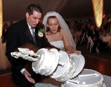 《婚禮尷尬的瞬間》痾...祝你們新婚愉快...XDD