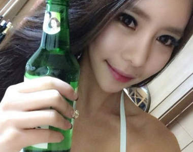 《燒酒妹》比基尼自拍超火辣　想跟泫雅一樣拍廣告？